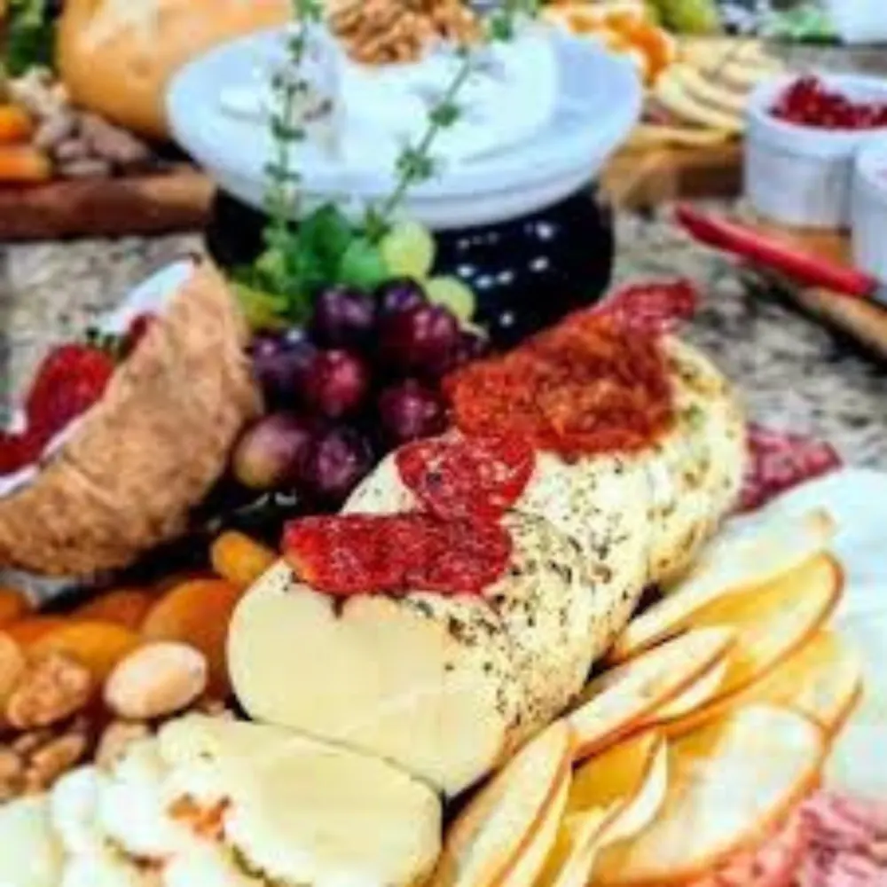 Queijo Trançado com Tomate Seco, Azeitona e Ervas Finas